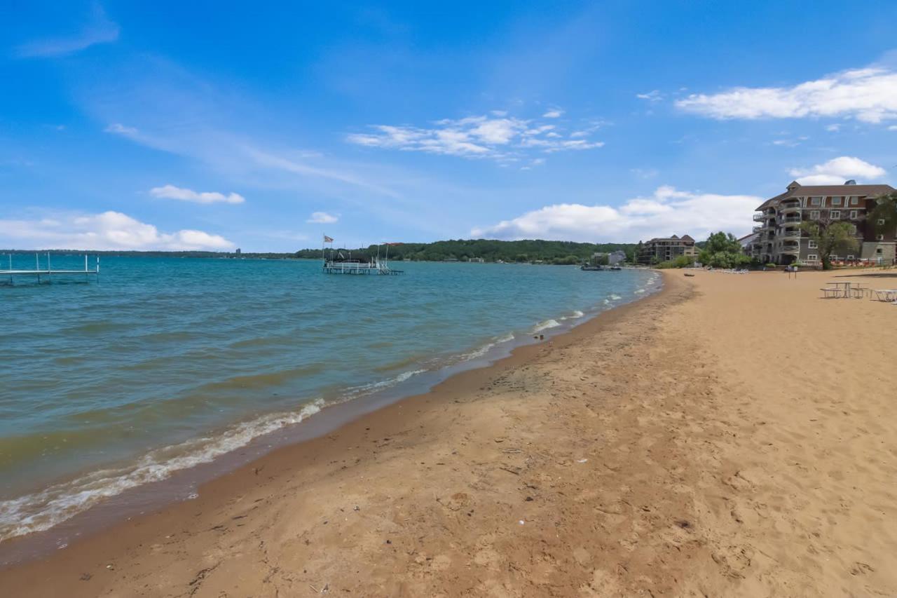 Sugar Beach Villa 1012 Luxury Waterfront Condo Traverse City Eksteriør billede