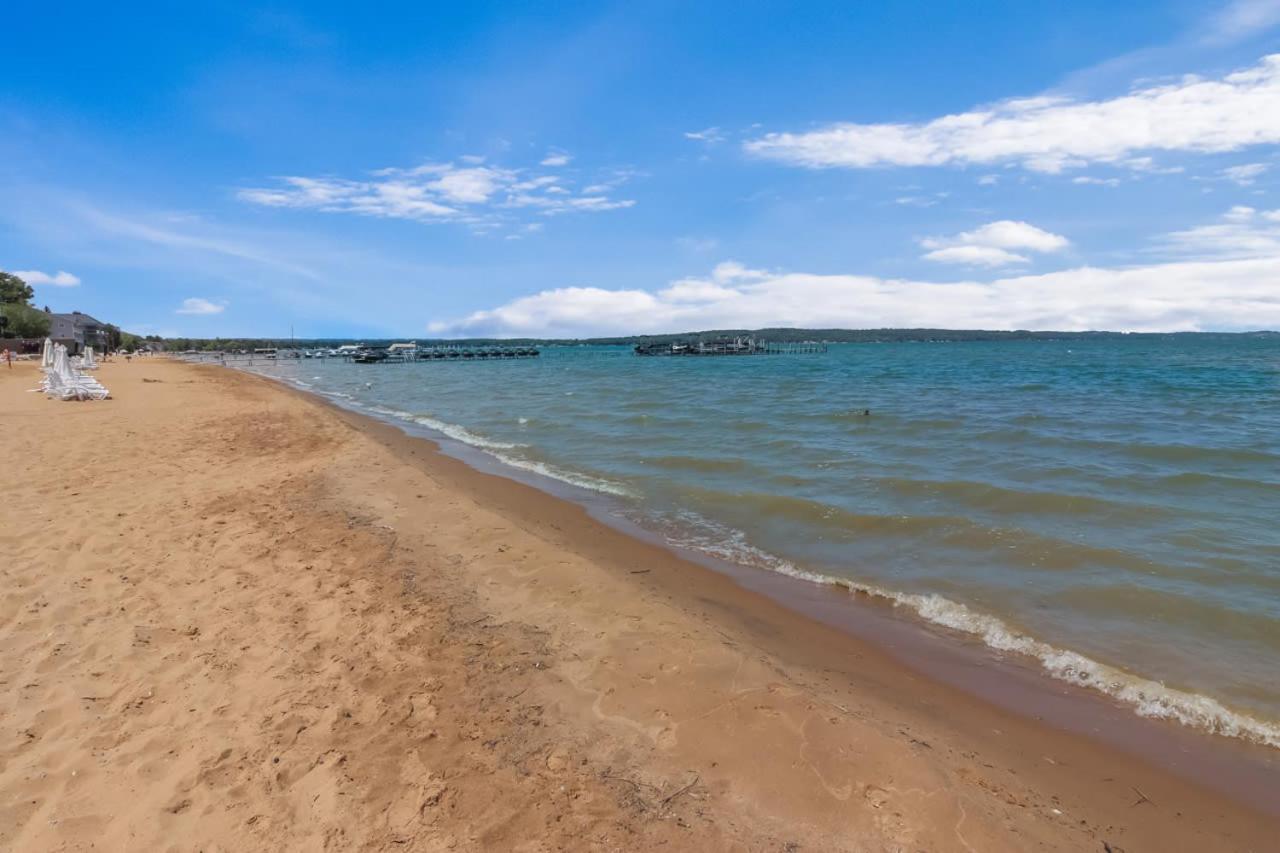 Sugar Beach Villa 1012 Luxury Waterfront Condo Traverse City Eksteriør billede